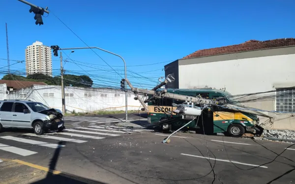 Crianças ficam feridas em acidente entre van escolar e carro