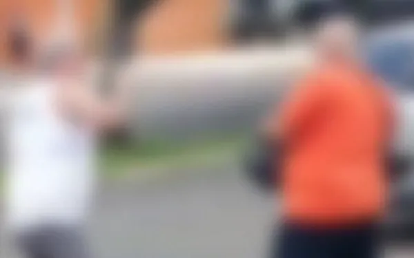 Homens brigam e fila de posto na  avenida Chico Júlio; assista
