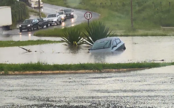Veículos ficam ilhados próximo ao pontilhão do Vera Cruz; assista