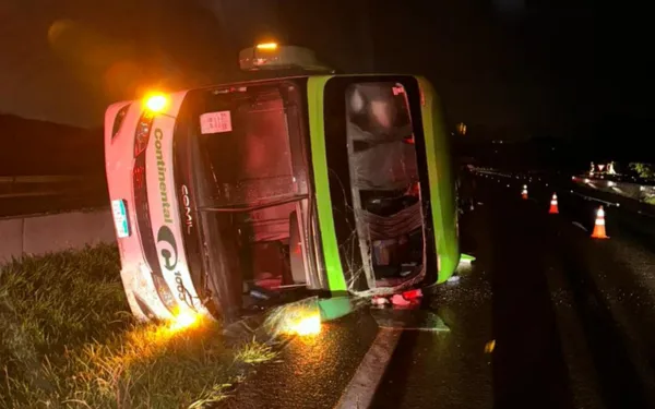 Ônibus tomba e deixa passageiros feridos na Cândido Portinari