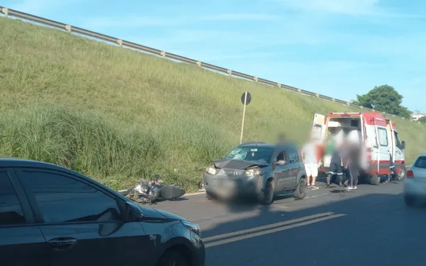 Colisão frontal entre carro e moto deixa homem ferido em Franca