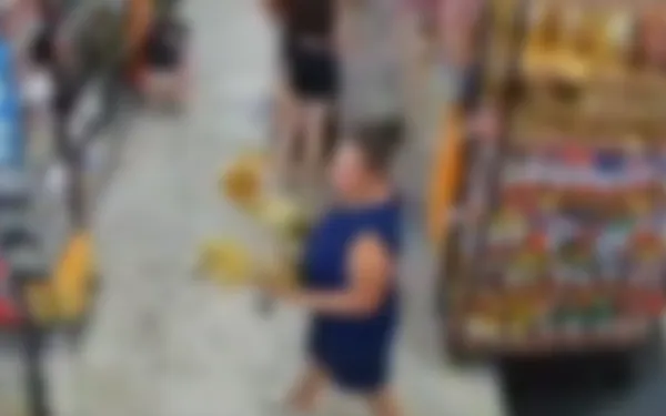 Câmera flagra mulher furtando ovos de páscoa em supermercado; assista