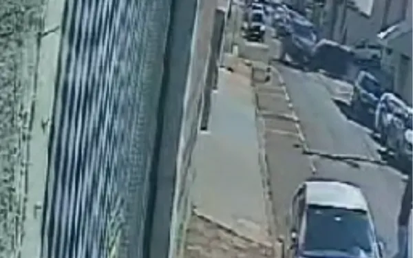 Motorista avança sinal de pare e atinge caminhonete; assista