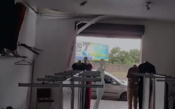 Bandidos invadem loja pelo telhado e furtam roupas em Franca