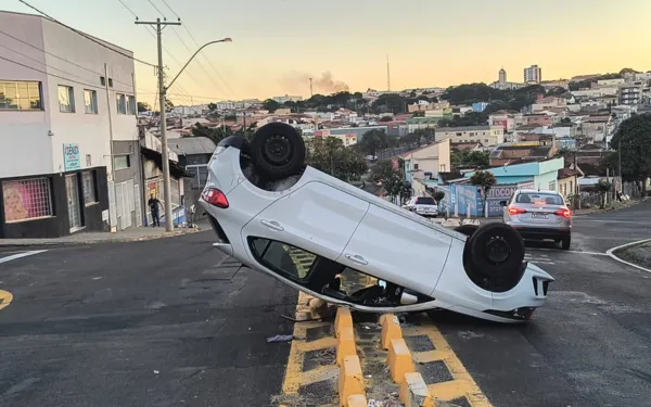 Carro capota e deixa trânsito lento na Vila Nossa Senhora das Graças