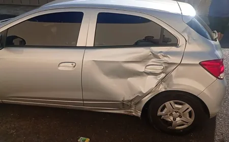Motociclista avança sinal de parada, bate em carro e fica em estado grave