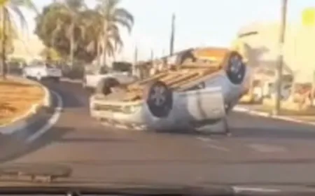 Carro capota após colisão na zona leste de Franca