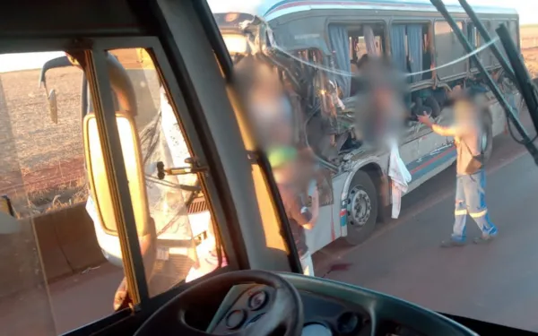 Acidente entre caminhões e ônibus deixa uma pessoa morta na região