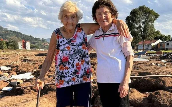 Vizinhas idosas se reencontram após perderem tudo no RS