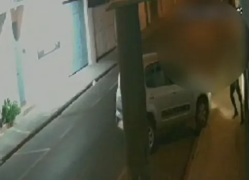 Mulher tenta atropelar o ex-namorado durante a madrugada na Vila Chico Júlio