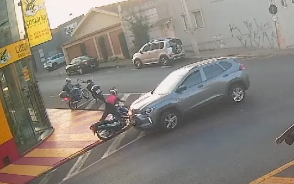 Câmera flagra acidente entre carro e moto na Estação em Franca