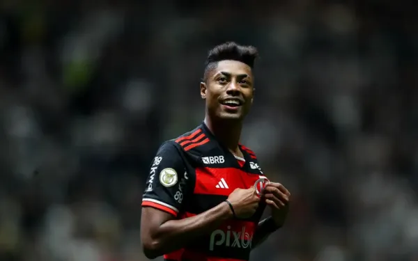 Flamengo goleia Atlético-MG e segue na liderança do Brasileiro