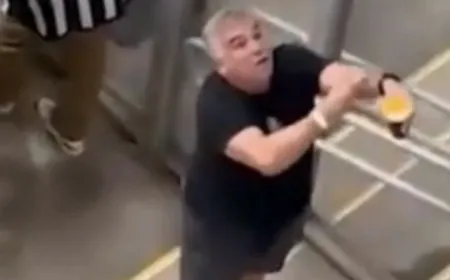 Torcedor do Atlético-MG faz gesto racista para a torcida do Flamengo