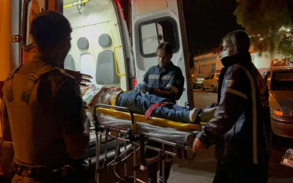 Motociclista avança sinal de pare, é atingido por carro e fica ferido