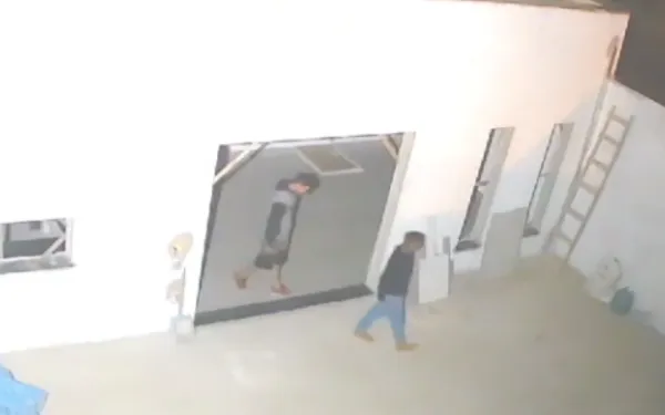Câmera flagra ladrões furtando fiação elétrica de casa em construção