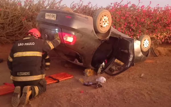 Carro capota e deixa cinco pessoas feridas em estrada que liga Franca a Cristais Paulista