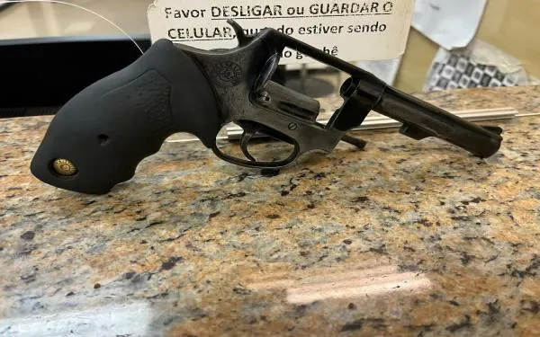 Policiais da Força Tática prendem homem com revólver no Leporace