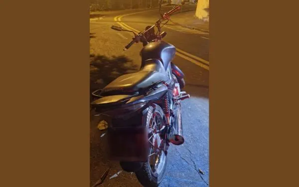 Homem sem CNH tenta fugir da PM, bate moto em árvore e vai parar no PS
