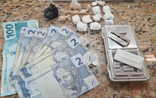 Homem tenta fugir após ser flagrado vendendo drogas, mas acaba preso