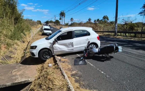 Motorista faz conversão proibida e provoca acidente na avenida Martinho Ribeiro