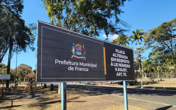 Placas com propagandas da prefeitura são cobertas devido a Lei Eleitoral