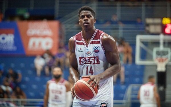 Jogador do Sesi Franca Basquete se preprara para arremessar