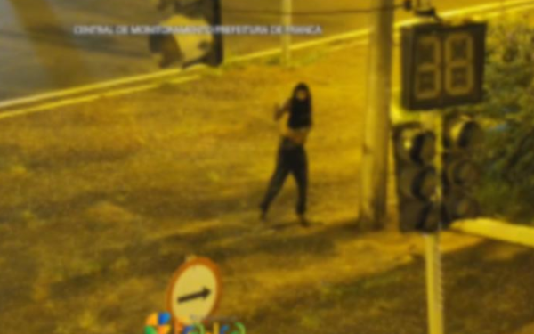 Imagens de câmeras de segurança mostram dois homens furtando fios de semáforos na rua Francisco Marques