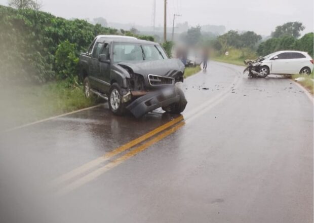 Imagem de um acidente de carro em uma estrada molhada. Veículos danificados à beira da pista em um dia chuvoso, refletindo os riscos de dirigir em condições adversas.