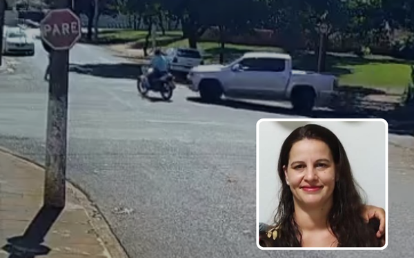 A imagem é uma captura de tela da câmera de segurança que mostra o exato momento em que a moto é atingida pela caminhonete. Há uma placa de pare, sinalizando que a moto deveria ter parado antes de cruzar as ruas. Na imagem também tem uma foto da vítima
