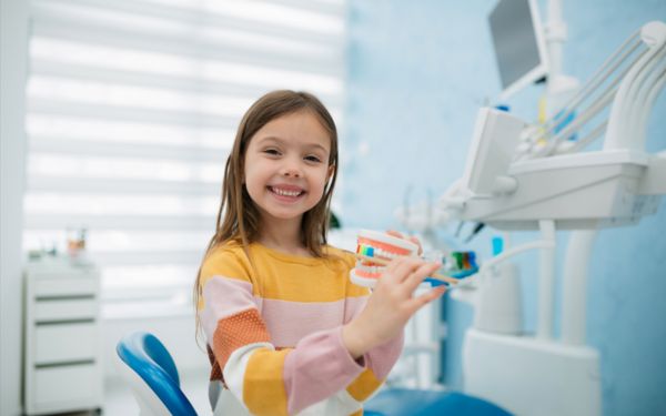 criança no consultório de dentista
