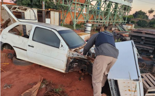 Carro desmanchado sendo averiguado por fiscal