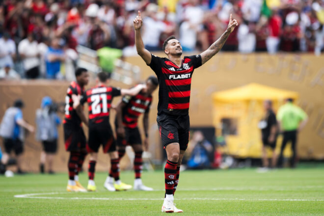 A imagem mostra Danilo, do Flamengo celebrando gol