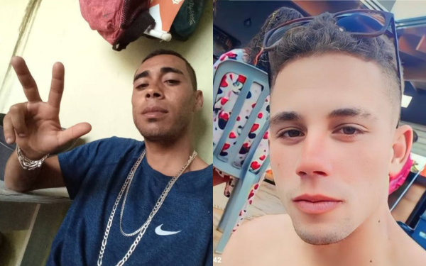 Montagem com duas fotos lado a lado. À esquerda, um homem de pele parda, cabelo curto, usando camiseta azul e colar de corrente prata. Ele faz um sinal de paz com os dedos e está em um ambiente interno. À direita, um jovem de pele clara, cabelo curto e castanho, usando óculos de sol apoiados na cabeça. Ele está sem camisa, sentado em um local com cadeiras plásticas e pessoas ao fundo.