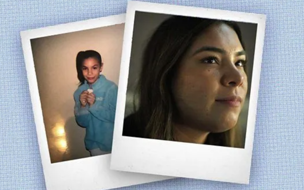 Imagem composta por duas fotografias no estilo polaroid, sobre um fundo azul. À esquerda, uma menina com cerca de 6 anos veste um moletom azul-claro e sorri timidamente. À direita, uma jovem adulta com expressão serena encara algo fora do enquadramento, com iluminação suave no rosto e cabelos soltos. Ambas as imagens representam a mesma pessoa em fases diferentes da vida.