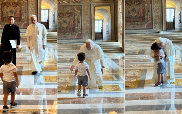 Sequência de três imagens mostra o Papa Francisco em um salão luxuoso do Vaticano, com piso de mármore brilhante e paredes decoradas com grandes tapeçarias. Na primeira imagem, ele caminha ao lado de um padre enquanto um menino pequeno, de camiseta branca e shorts cinza, os observa de frente. Na segunda imagem, o Papa se inclina com os braços abertos em direção à criança, que caminha até ele. Na terceira, os dois estão abraçados, em um gesto de carinho e acolhimento.