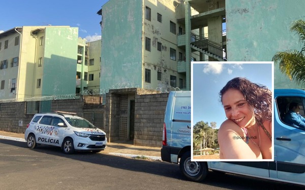 Foto mostra a frente de um conjunto de prédios residenciais de cor verde clara, com aparência desgastada. Na calçada, estão estacionados dois veículos: um carro da Polícia Militar e uma van do serviço funerário. No canto direito da imagem, há um pequeno quadro sobreposto com a foto de uma mulher de cabelo cacheado, sorrindo ao ar livre, com céu azul ao fundo.