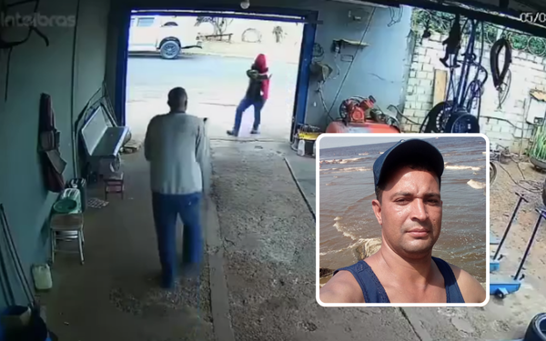 Imagem de uma câmera de segurança mostrando o momento em que um homem encapuzado, usando roupas escuras e moletom vermelho, aponta uma arma e atira contra outro homem que está de costas, dentro de uma borracharia. O local parece simples, com ferramentas e pneus pendurados na parede. No canto inferior direito, há uma foto sobreposta da vítima em vida: um homem de pele clara, usando regata azul e boné, em frente ao mar.