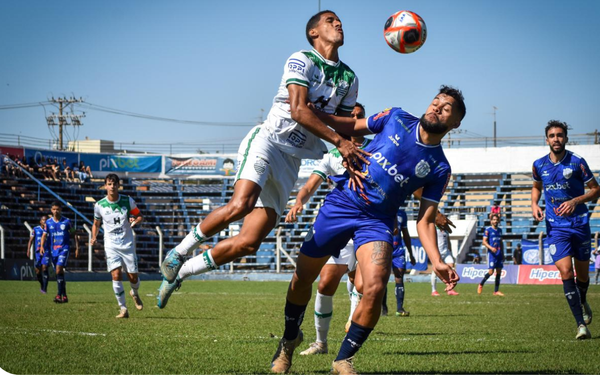 Jogadores da Francana e do Monte Azul disputam a bola em partida decisiva da Copa Paulista