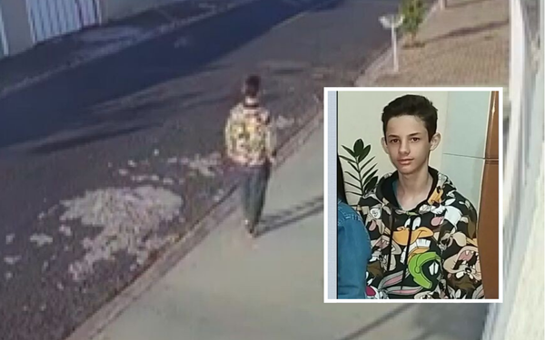Foto mostra a última imagem registrada de Wesley, adolescente desaparecido. Ele caminha sozinho por uma calçada, vestindo uma blusa de moletom colorida com estampas de personagens de desenho e calça jeans. Ao lado, em destaque, há uma foto de retrato do menino, usando a mesma blusa estampada, com expressão séria.