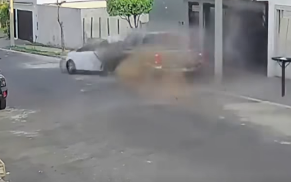 Caminhonete bate violentamente em carro estacionado em Batatais