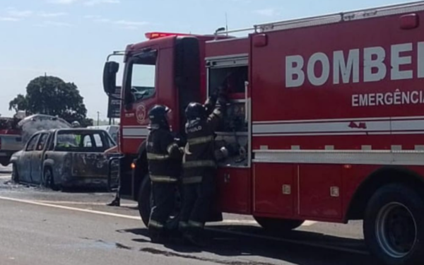 Caminhonete pega fogo e fica completamente destruída na Rodovia Cândido Portinari