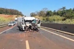 Colisão entre van, carro e caminhão deixa duas pessoas feridas