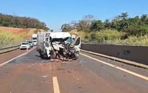 Colisão entre van, carro e caminhão deixa duas pessoas feridas