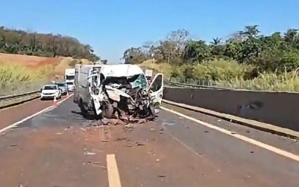 Colisão entre van, carro e caminhão deixa duas pessoas feridas