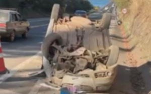 Carro capota de forma violenta e deixa casal ferido na rodovia em Rifaina