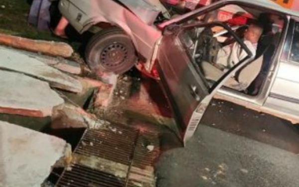Motorista fica preso nas ferragens após carro bater em ônibus em Pedregulho
