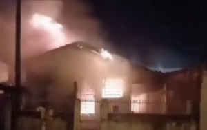 Casa é destruída pelo fogo após moradora relatar ameaça do ex-companheiro