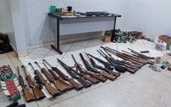 Idoso é preso com 20 armas e mais de 2,6 mil munições dentro de casa