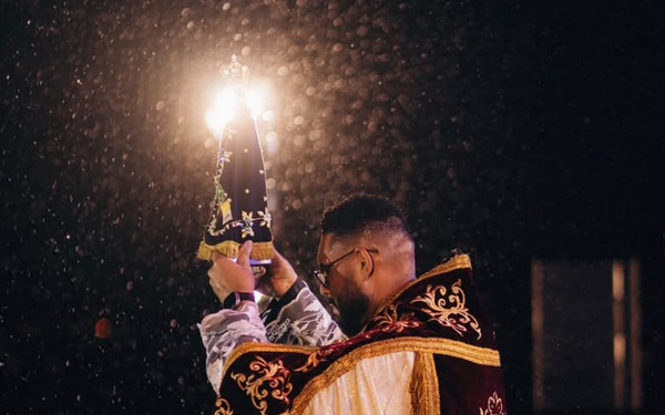 Fé que resiste à chuva e emociona o público no Hallel