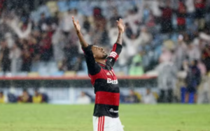 Flamengo vence Corinthians no fim e recupera liderança do Brasileirão